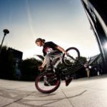 3949787-bicicleta_chico_truco-302×220