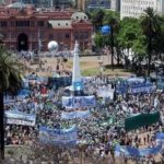 4326302-plaza_de_mayo_kirchner_300-302×220