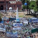 4326302-plaza_de_mayo_kirchner_300-390×220